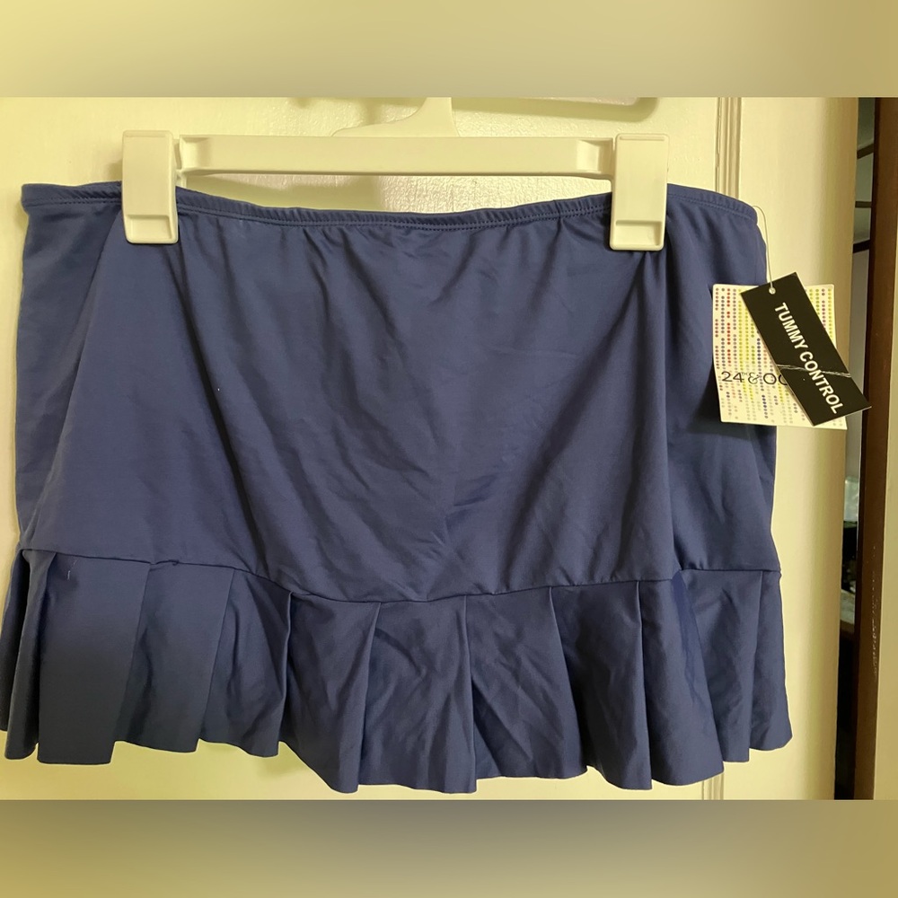 Womens Navy XL 24 and Ocean pleated swim skirt. New
With tags.